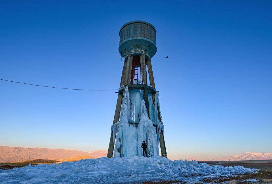 Su deposu buz kulesine döndü. Dondurucu soğuk esir aldı - Resim: 12