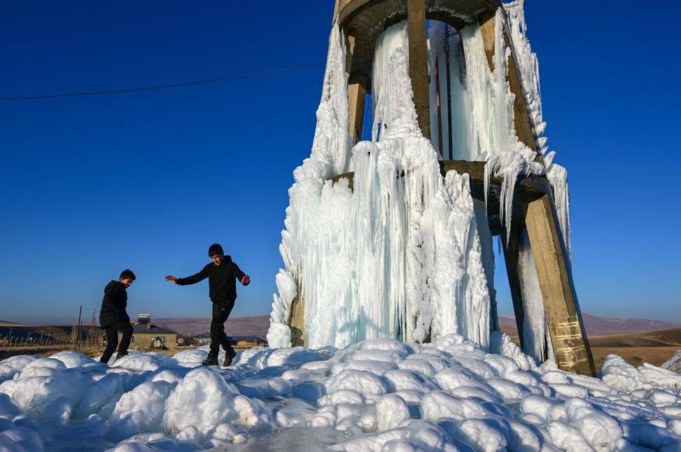 Su deposu buz kulesine döndü. Dondurucu soğuk esir aldı - Resim: 13