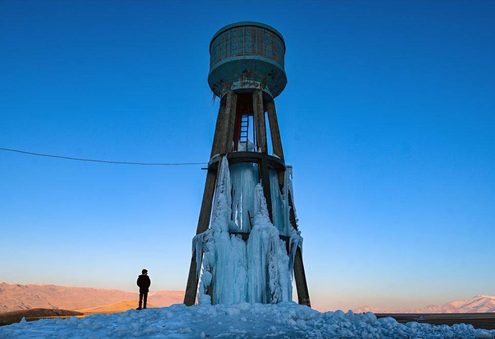 Su deposu buz kulesine döndü. Dondurucu soğuk esir aldı - Resim: 16