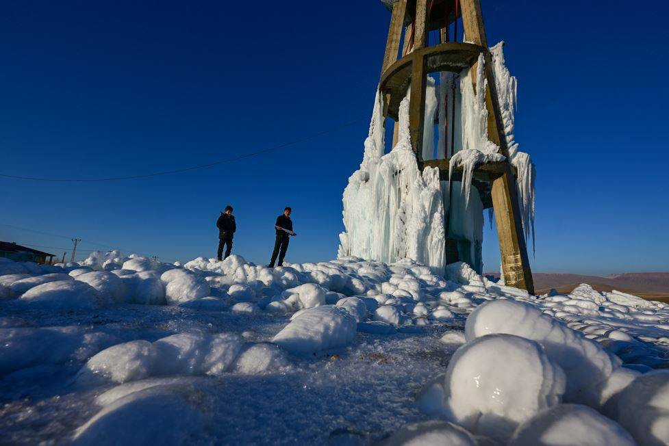 Su deposu buz kulesine döndü. Dondurucu soğuk esir aldı - Resim: 14