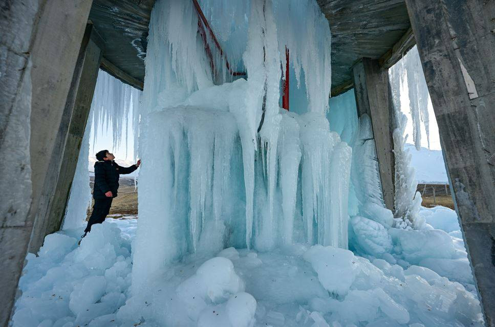 Su deposu buz kulesine döndü. Dondurucu soğuk esir aldı - Resim: 15