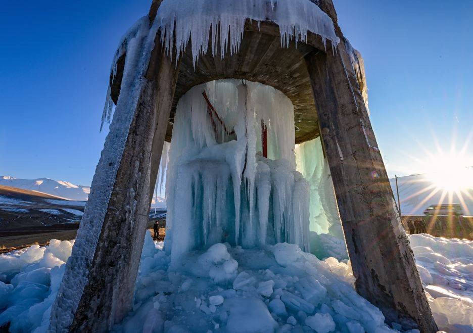 Su deposu buz kulesine döndü. Dondurucu soğuk esir aldı - Resim: 2
