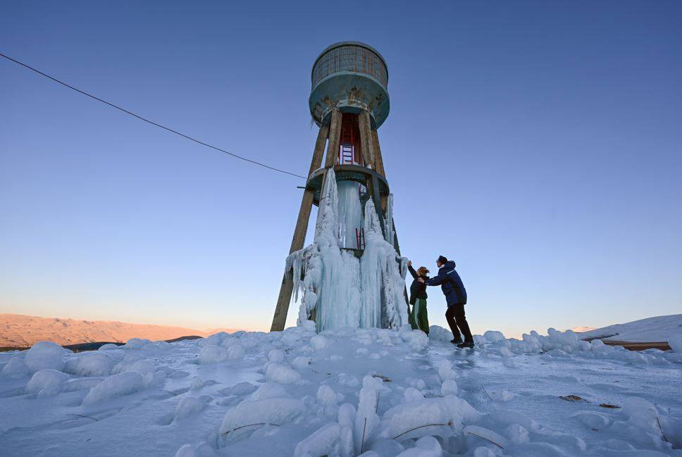 Su deposu buz kulesine döndü. Dondurucu soğuk esir aldı - Resim: 19