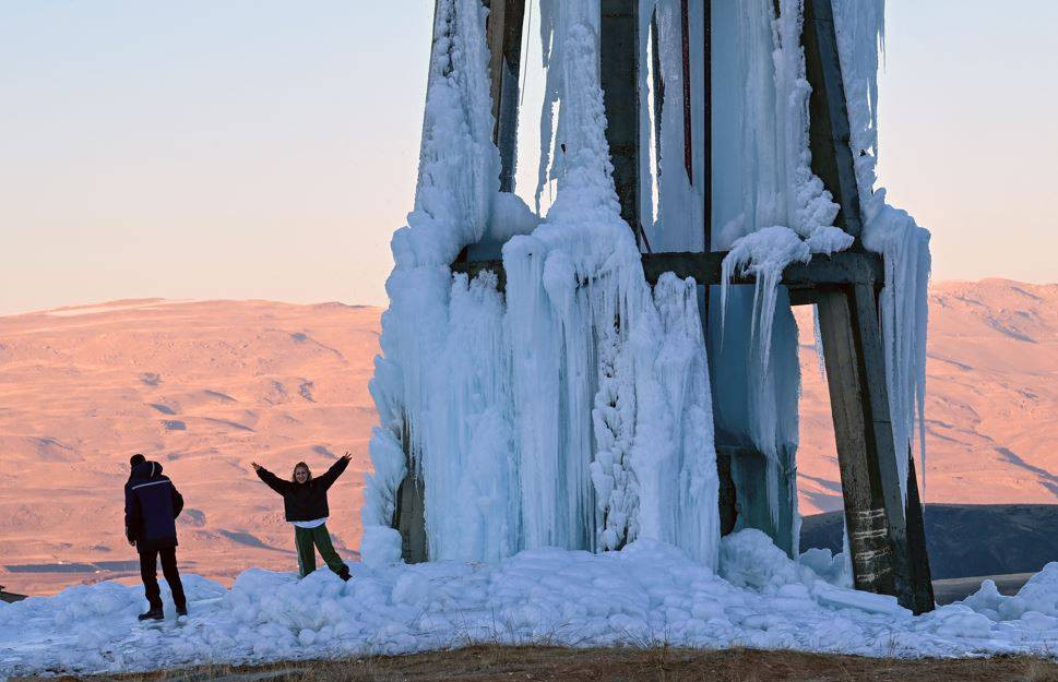 Su deposu buz kulesine döndü. Dondurucu soğuk esir aldı - Resim: 21
