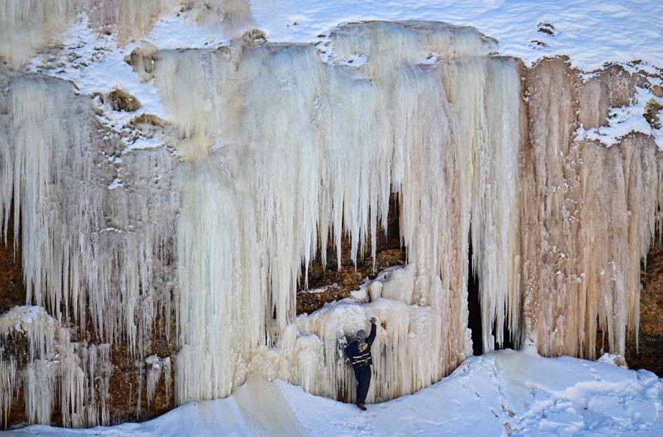 Su deposu buz kulesine döndü. Dondurucu soğuk esir aldı - Resim: 24