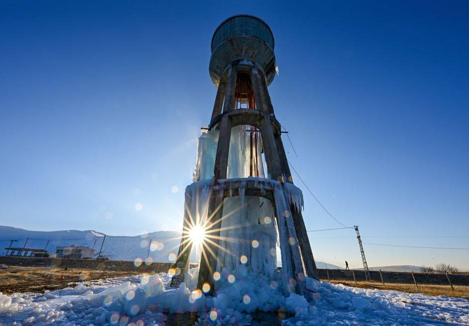 Su deposu buz kulesine döndü. Dondurucu soğuk esir aldı - Resim: 3