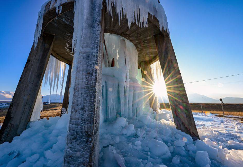 Su deposu buz kulesine döndü. Dondurucu soğuk esir aldı - Resim: 4