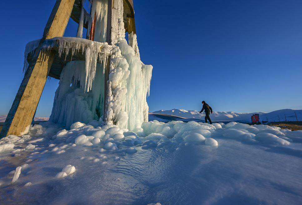 Su deposu buz kulesine döndü. Dondurucu soğuk esir aldı - Resim: 5