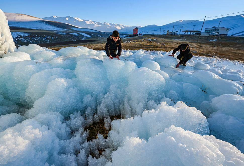 Su deposu buz kulesine döndü. Dondurucu soğuk esir aldı - Resim: 6