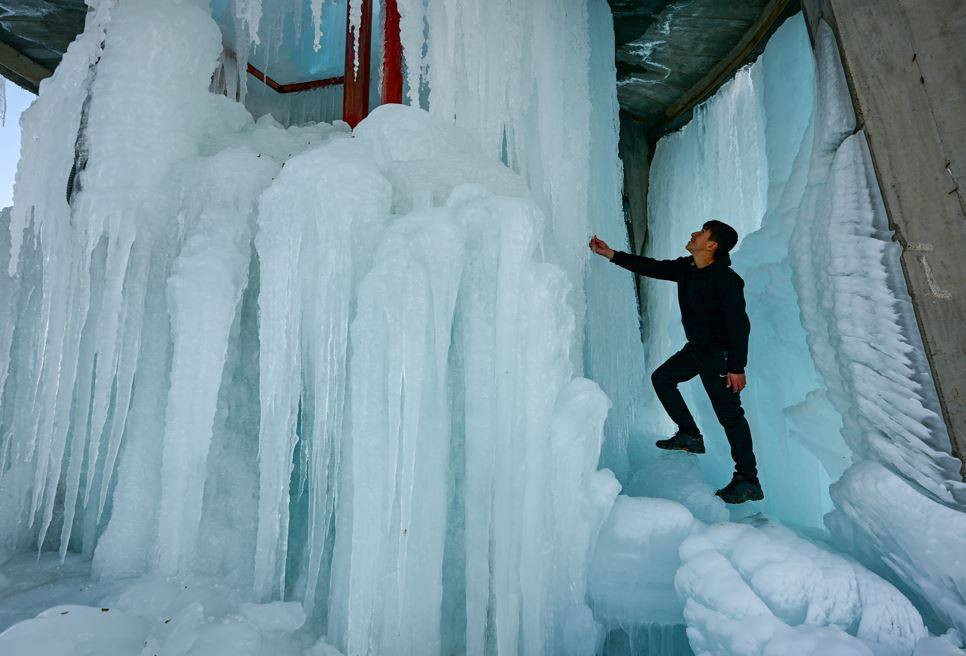 Su deposu buz kulesine döndü. Dondurucu soğuk esir aldı - Resim: 7