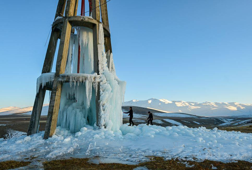 Su deposu buz kulesine döndü. Dondurucu soğuk esir aldı - Resim: 9