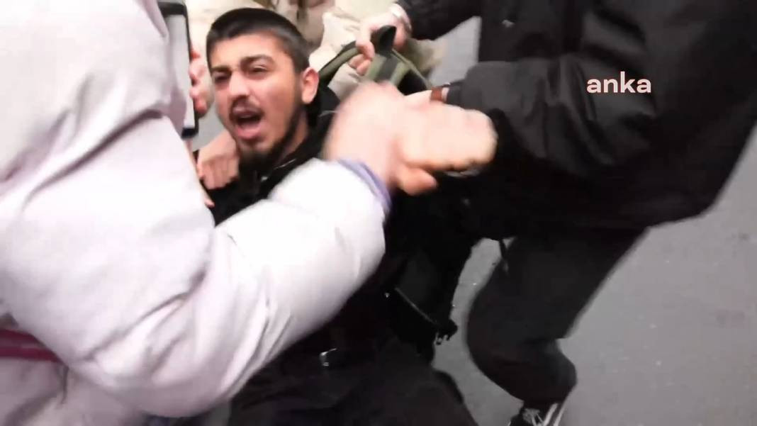 Taksim’e yürümek isteyen gençlere polisin sert müdahalesi kamerada - Resim: 11