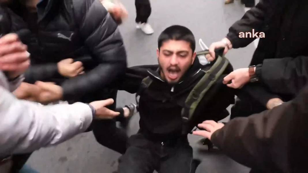 Taksim’e yürümek isteyen gençlere polisin sert müdahalesi kamerada - Resim: 16