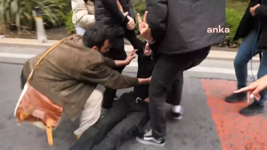 Taksim’e yürümek isteyen gençlere polisin sert müdahalesi kamerada - Resim: 21