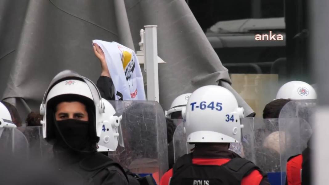 Taksim’e yürümek isteyen gençlere polisin sert müdahalesi kamerada - Resim: 17