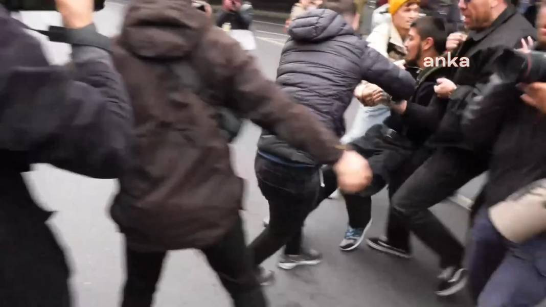 Taksim’e yürümek isteyen gençlere polisin sert müdahalesi kamerada - Resim: 15