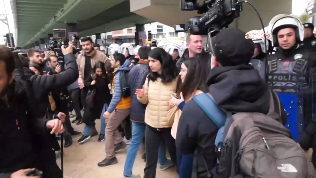 Taksim’e yürümek isteyen gençlere polisin sert müdahalesi kamerada - Resim: 10