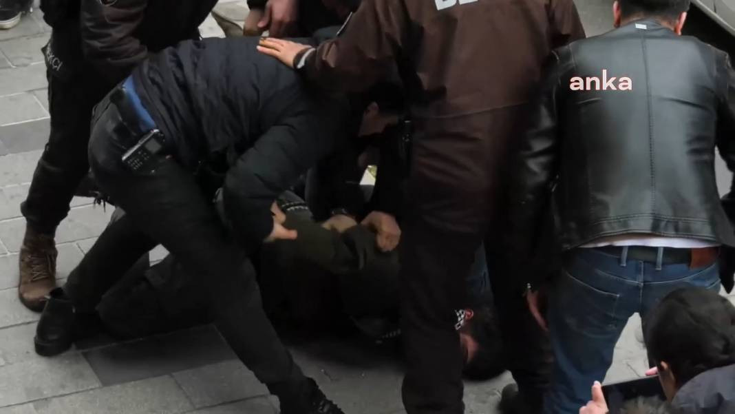 Taksim’e yürümek isteyen gençlere polisin sert müdahalesi kamerada - Resim: 22