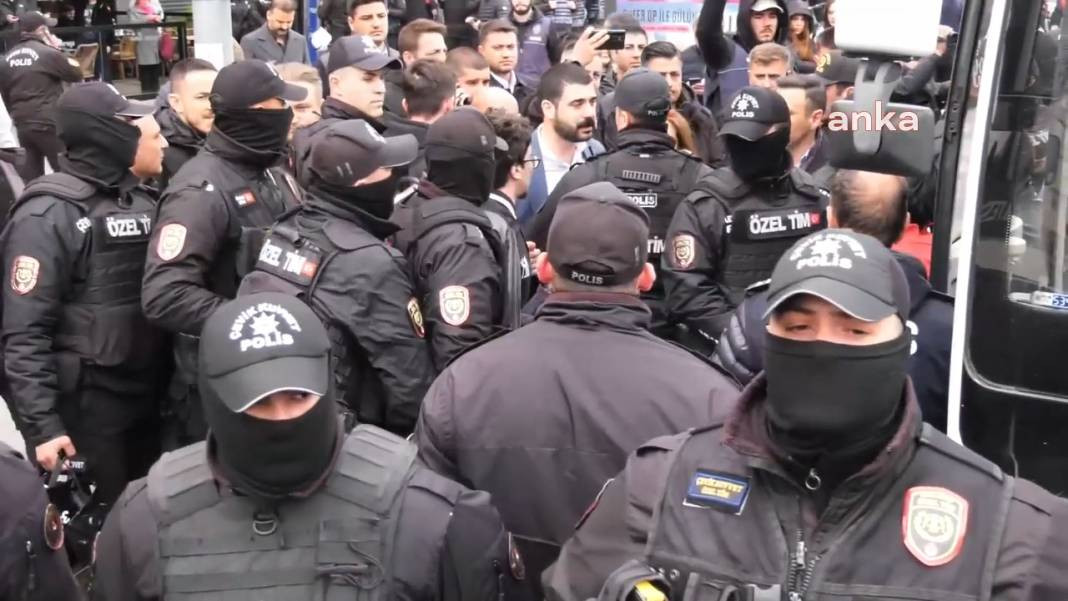 Taksim’e yürümek isteyen gençlere polisin sert müdahalesi kamerada - Resim: 12