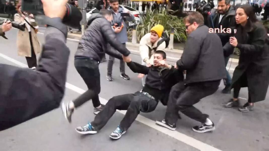 Taksim’e yürümek isteyen gençlere polisin sert müdahalesi kamerada - Resim: 13