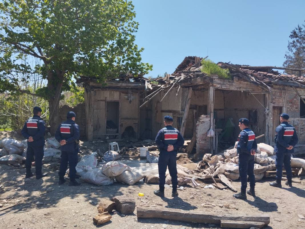 İki bin yıllık Roma mozaği kaçak kazıda ortaya çıktı - Resim: 1