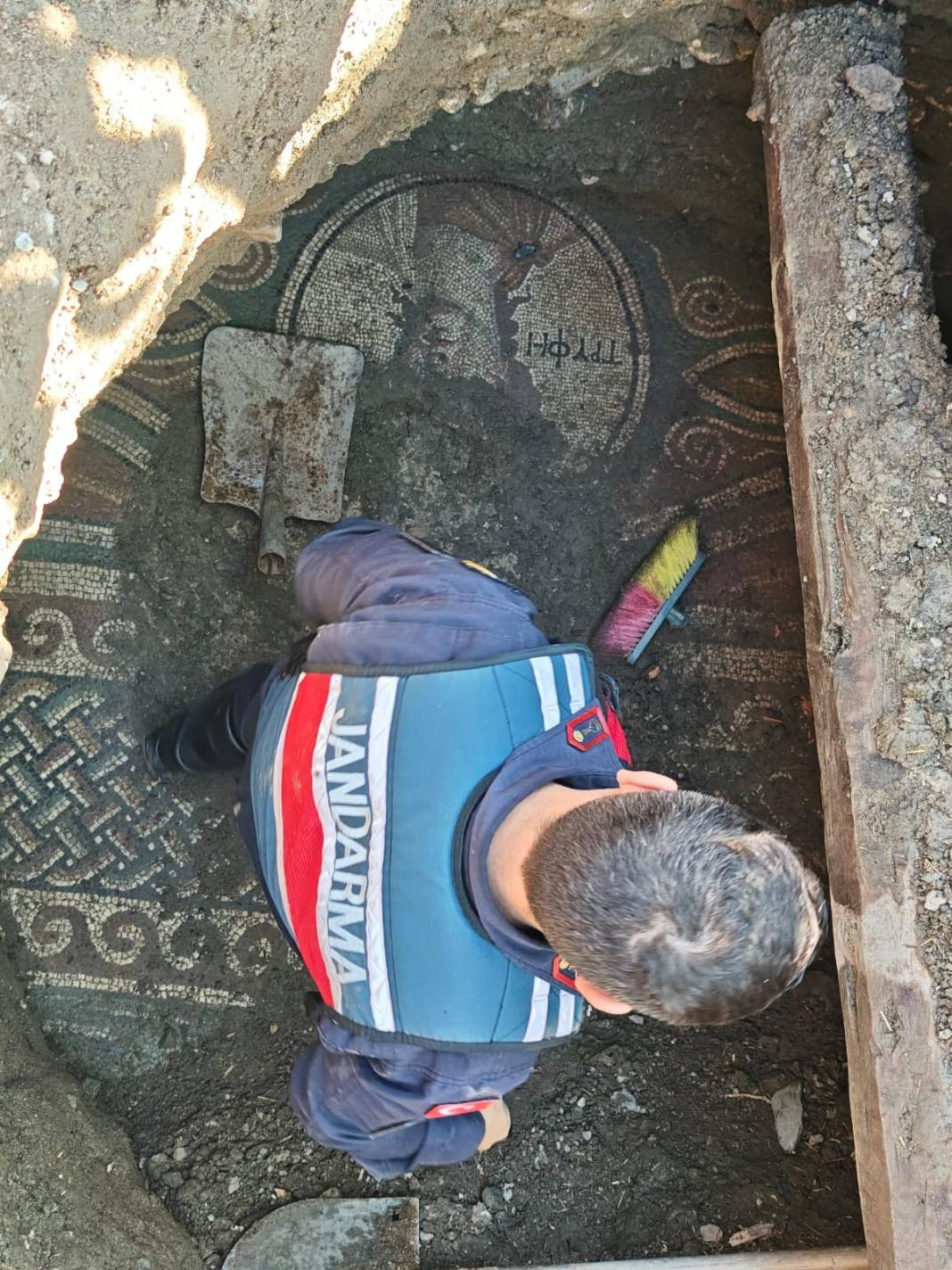 İki bin yıllık Roma mozaği kaçak kazıda ortaya çıktı - Resim: 5