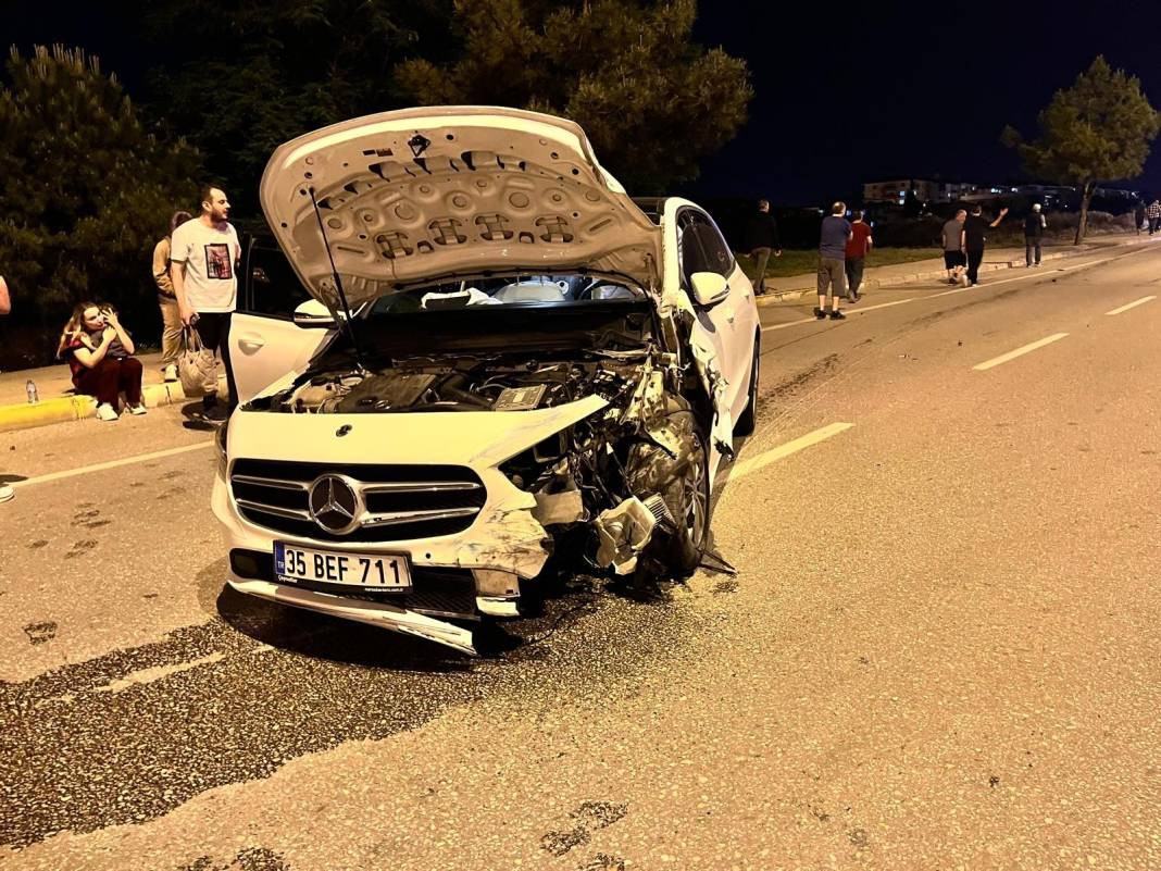 Garibanın yüzü güler mi? Lüks araçla çarpışan Tofaş ortadan ikiye bölündü - Resim: 2