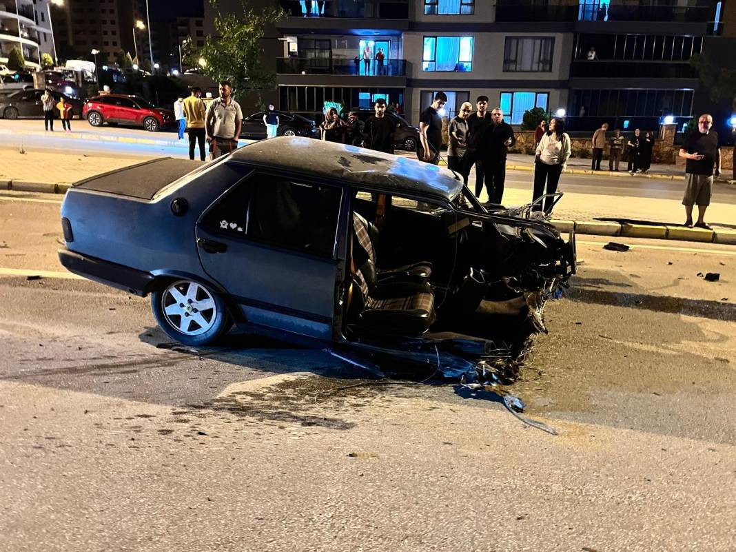 Garibanın yüzü güler mi? Lüks araçla çarpışan Tofaş ortadan ikiye bölündü - Resim: 3