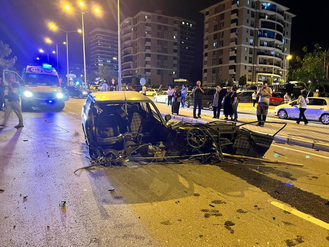 Garibanın yüzü güler mi? Lüks araçla çarpışan Tofaş ortadan ikiye bölündü - Resim: 1