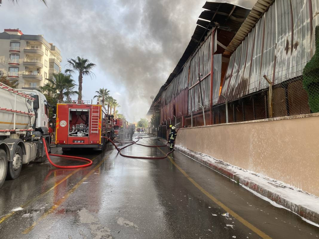 Elektronik fabrikasında büyük yangın! Alevler metrelerce yükseldi - Resim: 1