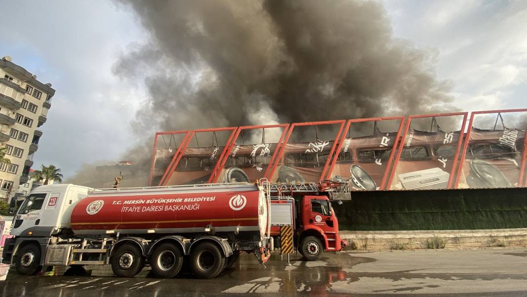 Elektronik fabrikasında büyük yangın! Alevler metrelerce yükseldi - Resim: 5