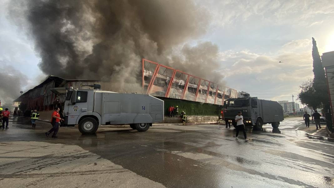 Elektronik fabrikasında büyük yangın! Alevler metrelerce yükseldi - Resim: 2