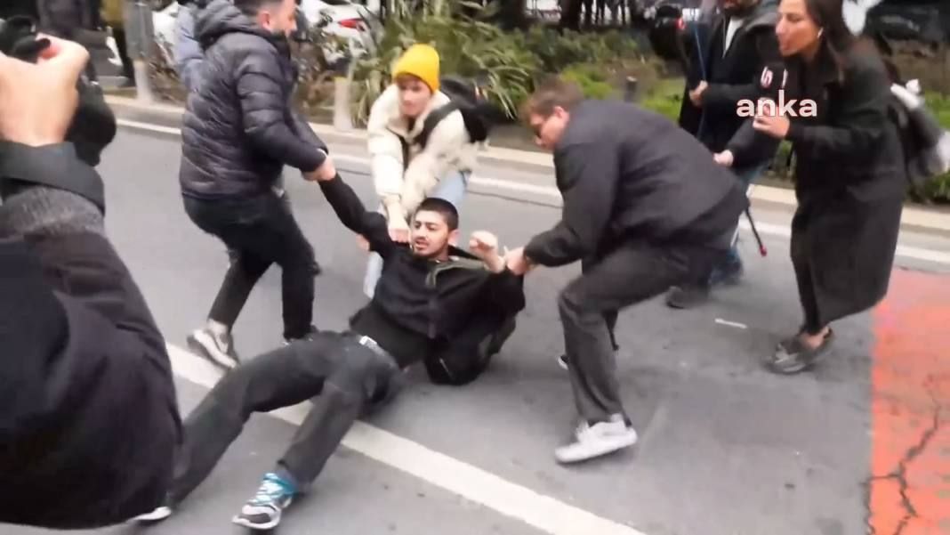 Taksim’e yürümek isteyen gençlere polisin sert müdahalesi kamerada - Resim: 3
