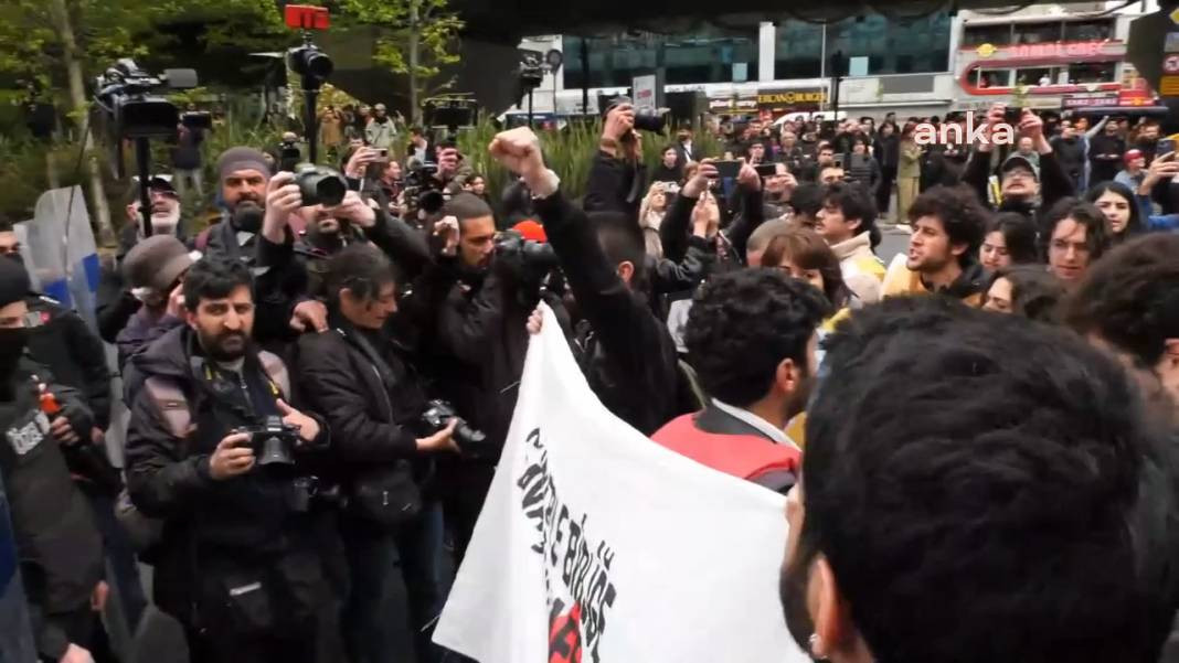 Taksim’e yürümek isteyen gençlere polisin sert müdahalesi kamerada - Resim: 1