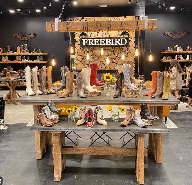 Efsane ayakkabı devi iflasın eşiğinde. Türkiye'de de satılıyor. 20 mağazasından 14'ünü kapatacak - Resim: 1