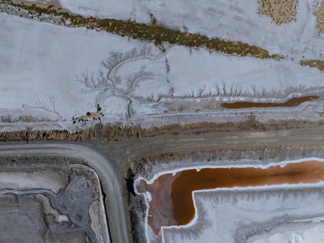 Türkiye'nin gözbebeği göl kuruyor sandalların yerini araçlar aldı. O eski halinden eser yok şimdi - Resim: 3