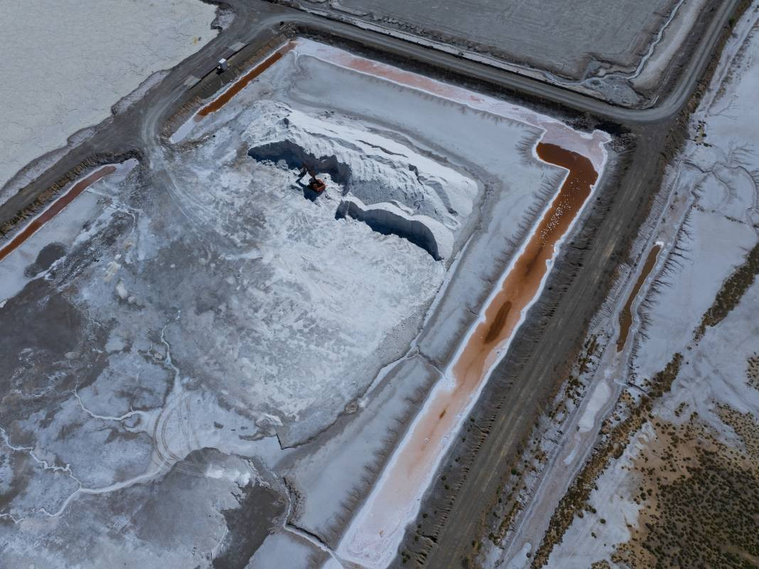 Türkiye'nin gözbebeği göl kuruyor sandalların yerini araçlar aldı. O eski halinden eser yok şimdi - Resim: 2