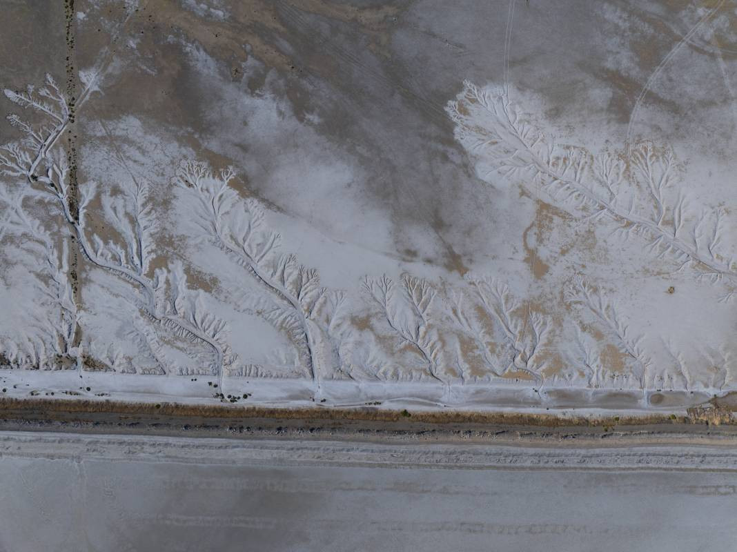 Türkiye'nin gözbebeği göl kuruyor sandalların yerini araçlar aldı. O eski halinden eser yok şimdi - Resim: 10