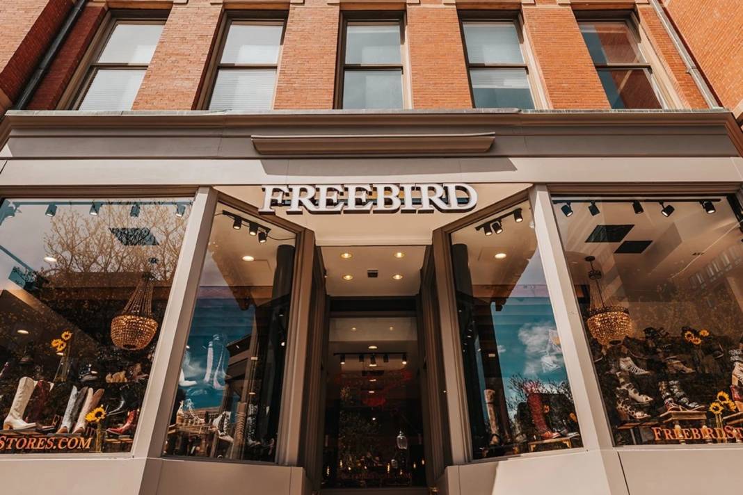 Efsane ayakkabı devi iflasın eşiğinde. Türkiye'de de satılıyor. 20 mağazasından 14'ünü kapatacak - Resim: 2