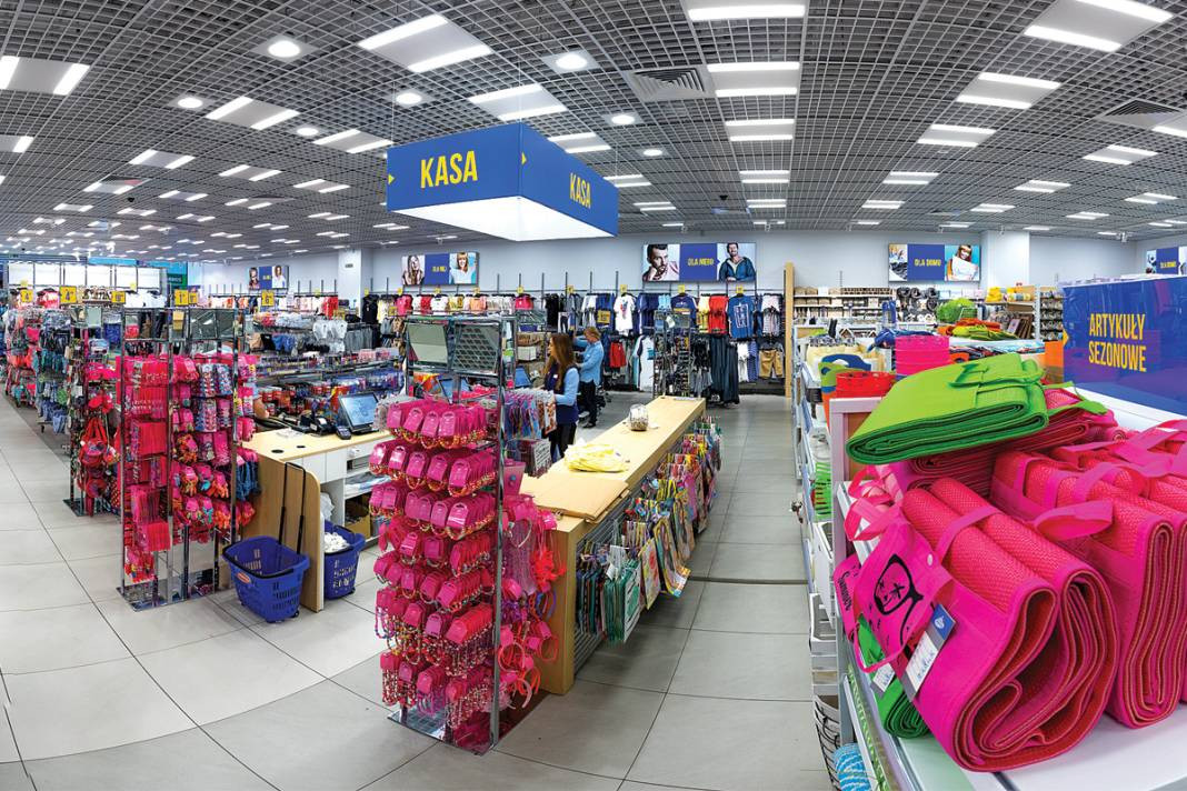 Tekstil devi iflasın pençesinde. Türkiye'de de ürünleri satılıyor. 18 ülkede 4 bin mağazası var - Resim: 7