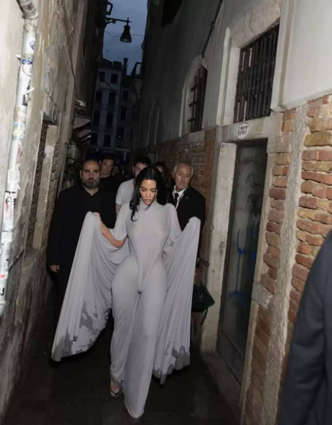 Kim Kardashian'ın gizemli kıyafeti gündem oldu! - Resim: 2