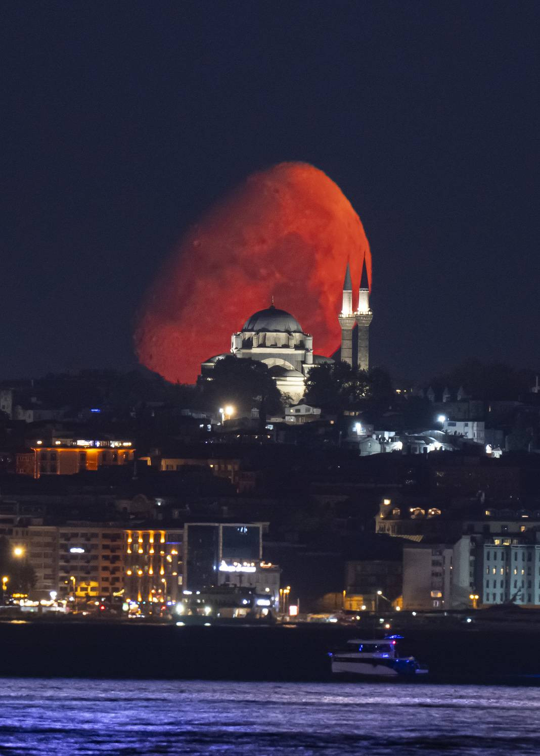 İstanbul'da Ay, Beyazıt Camisi ile birlikte görüntülendi. - Resim: 3