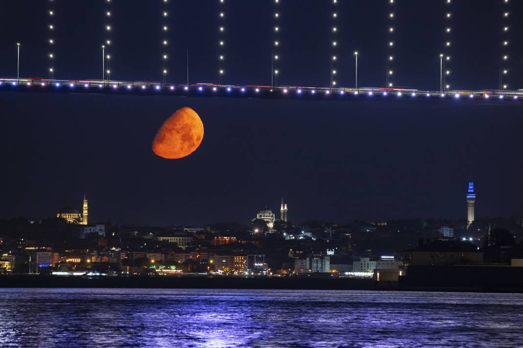 İstanbul'da Ay, Beyazıt Camisi ile birlikte görüntülendi. - Resim: 1