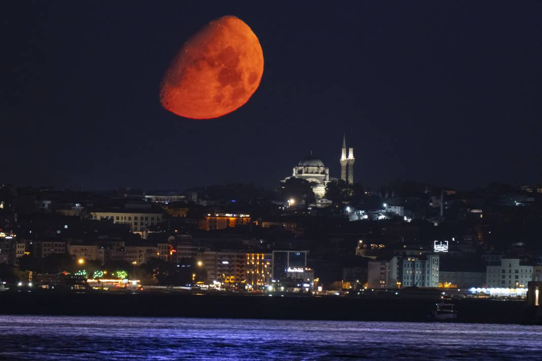 İstanbul'da Ay, Beyazıt Camisi ile birlikte görüntülendi. - Resim: 5
