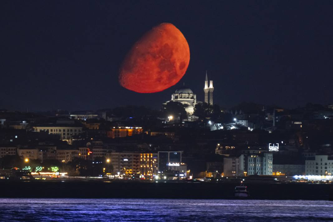 İstanbul'da Ay, Beyazıt Camisi ile birlikte görüntülendi. - Resim: 4