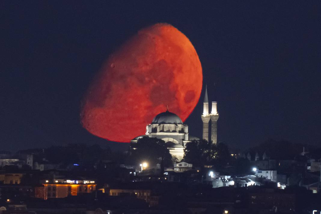 İstanbul'da Ay, Beyazıt Camisi ile birlikte görüntülendi. - Resim: 8