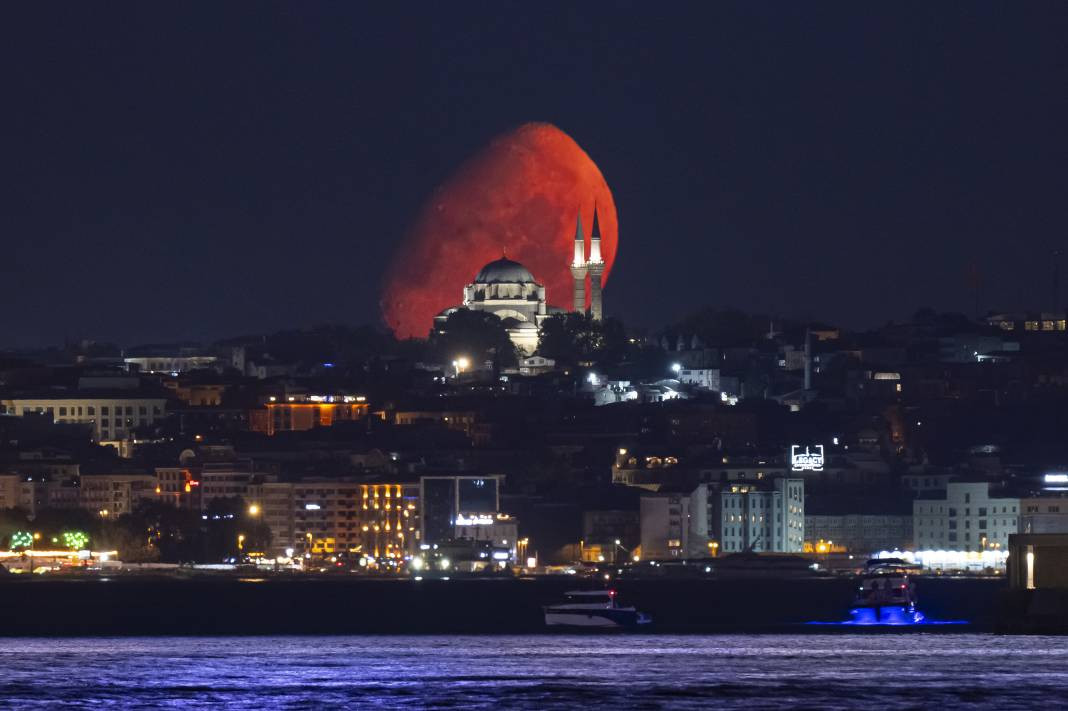İstanbul'da Ay, Beyazıt Camisi ile birlikte görüntülendi. - Resim: 6