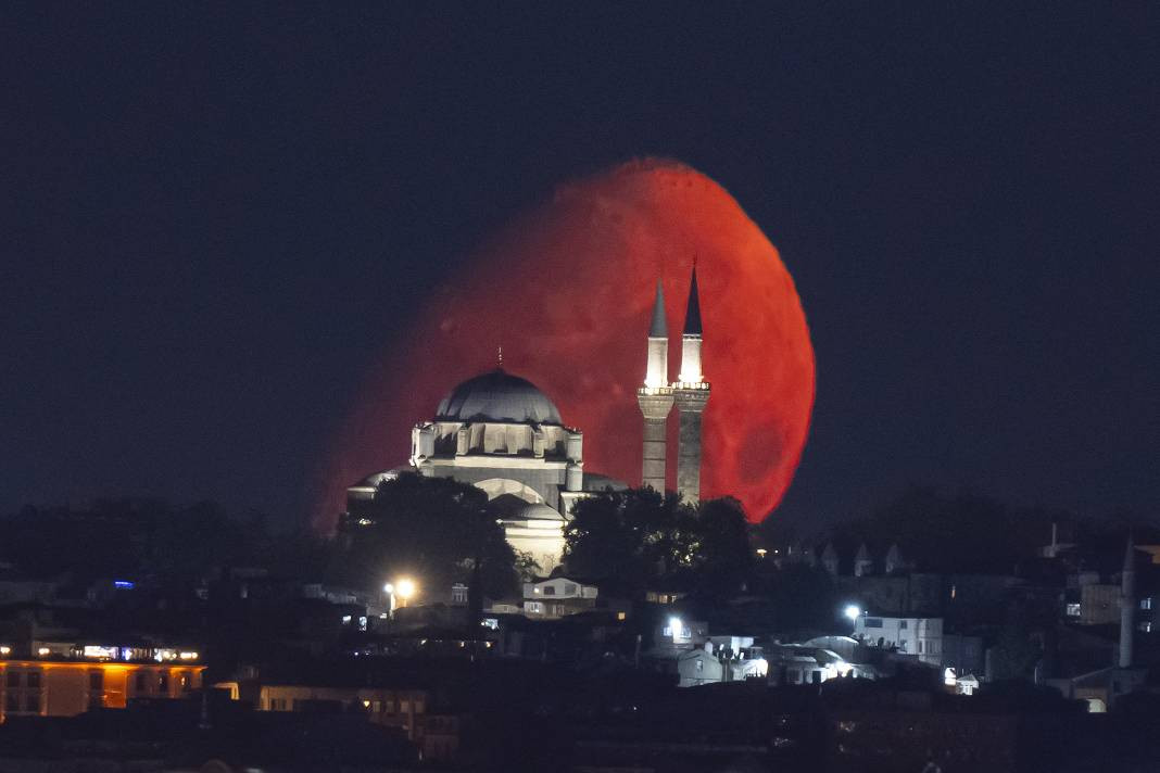 İstanbul'da Ay, Beyazıt Camisi ile birlikte görüntülendi. - Resim: 9