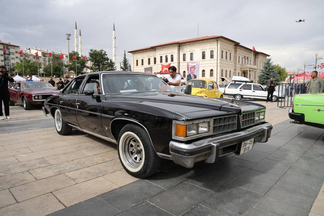 Yıllara meydan okuyan klasik otomobiller görücüye çıktı! - Resim: 2