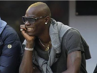 Yeşil sahaların yaramaz çocuğu Balotelli ve çılgınlıkları - Resim: 11